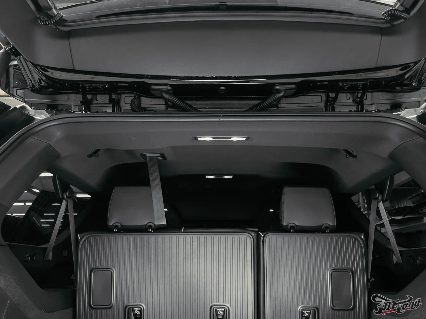 Проделали большую работу над Cadillac Escalade, часть 1: комплексная шумоизоляция салона, установка подогрева сидений, установка цветных ремней безопасности с индивидуальным дизайном